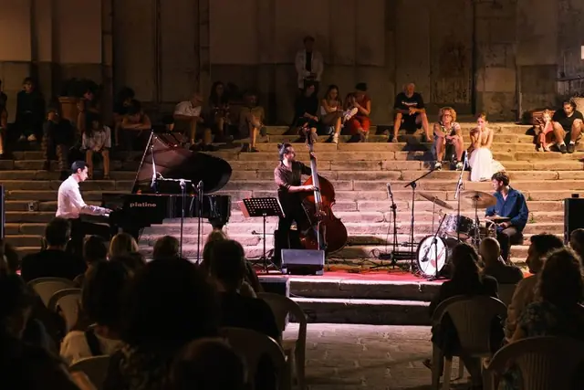 Veduta d’insieme del concerto sul sagrato, con il pubblico seduto