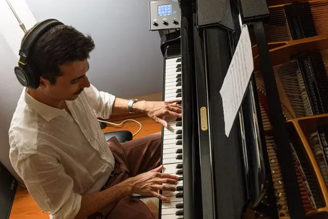 Francesco Negri al pianoforte durante una ripresa